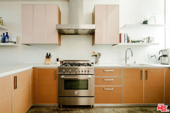 Foto del edificio - 1220 N Orange Grove Ave