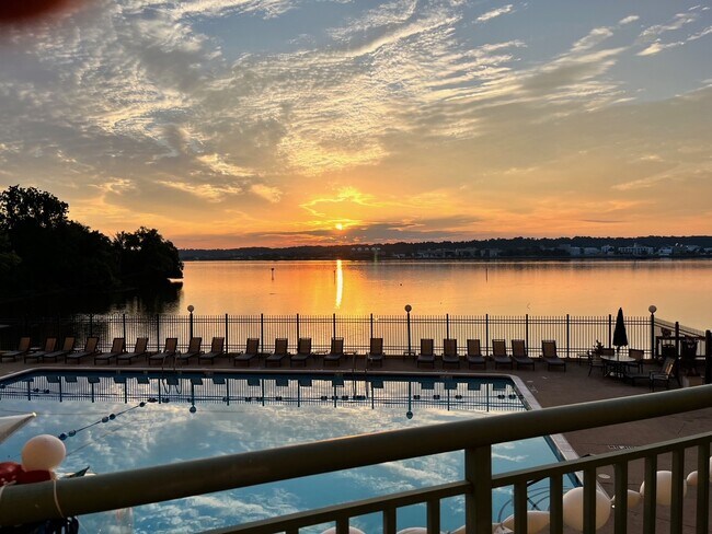 Amanecer en la piscina del río Potomac con vista a la piscina y al bar tiki - 501 Slaters Ln
