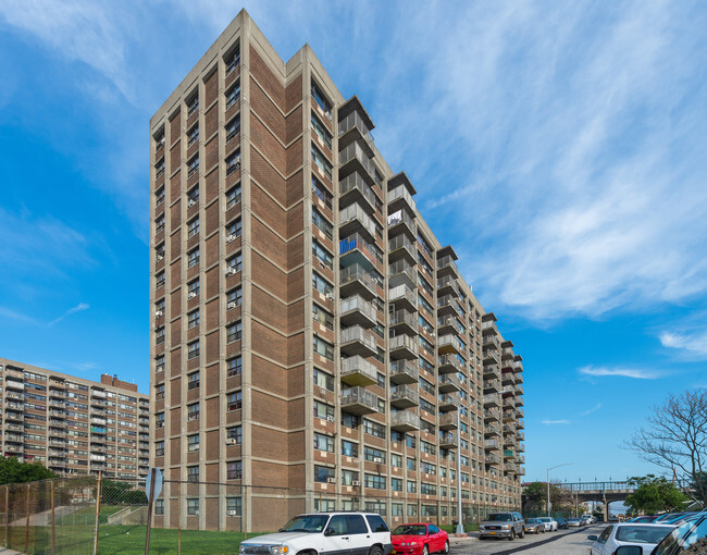 Building Photo - Bay Towers II