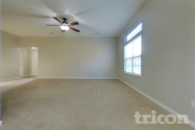 Foto del edificio - 319 Quiet Grove Ln