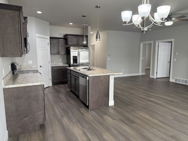 Building Photo - 817 Mission Oaks Dr