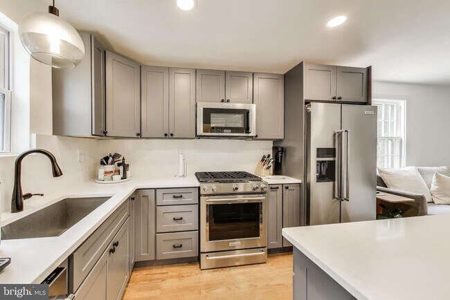 Foto del edificio - 7807 Glenbrook Rd