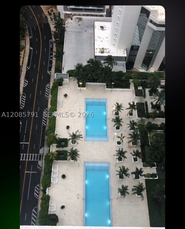 Building Photo - 950 Brickell Bay Dr