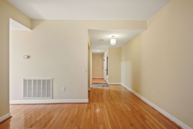 Building Photo - Spacious Top Floor 2 bed 2 bath in the hea...