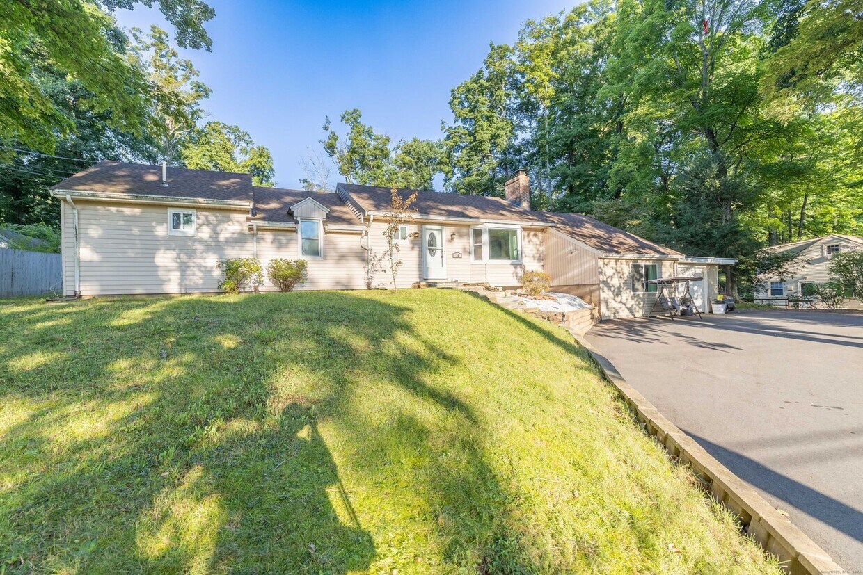 Primary Photo - Spacious 4 bedroom single family home at t...
