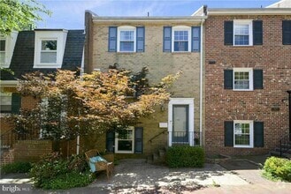 Building Photo - 3873 Chain Bridge Rd
