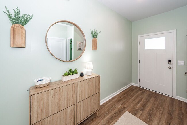 Building Photo - 323 Willow Run Dr