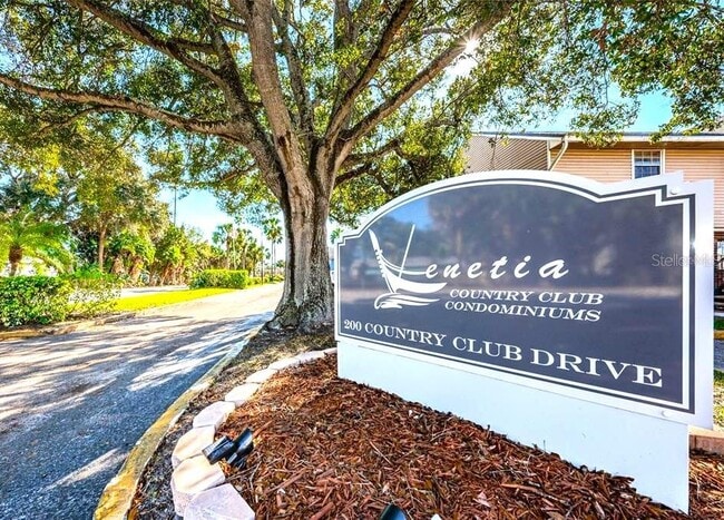 Building Photo - 200 Country Club Dr