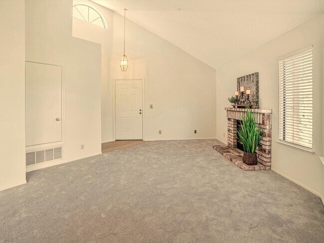 Foto del edificio - 3428 Smoketree Commons Dr