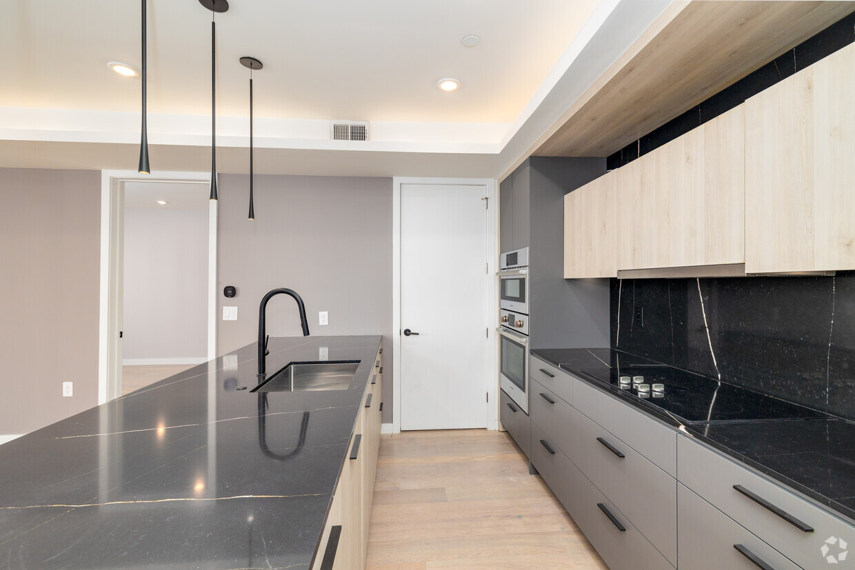 2BR, 2BA - 1,032SF - Kitchen - 807 N 3rd St