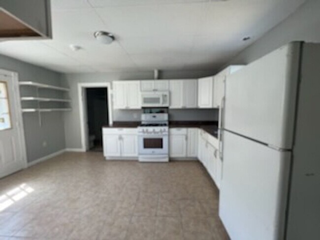 Foto del edificio - 4 Bedroom Home ready for move in!
