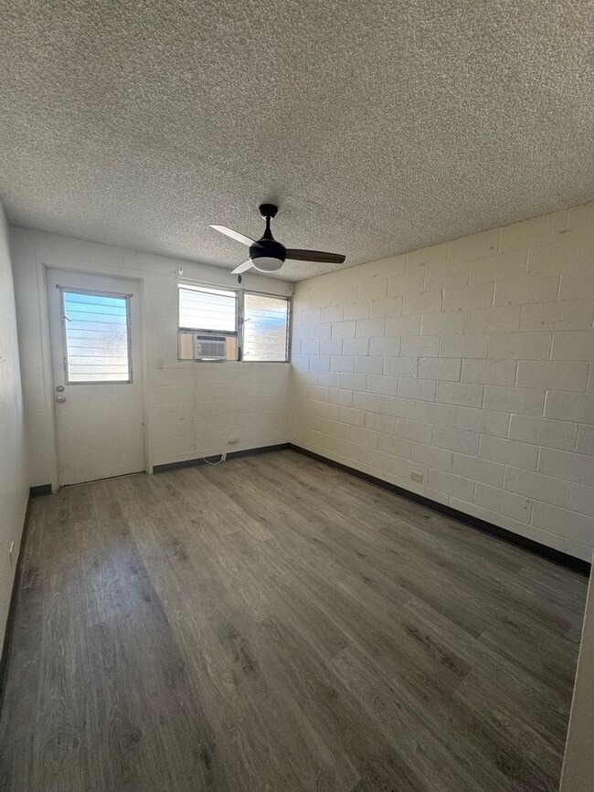 2 Bed 1 Bath with 1 reserved parking in Moiliili - 2 Bed 1 Bath with 1 reserved parking in Moiliili House