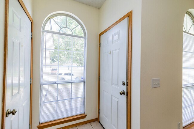 Building Photo - 1502 Cresent St