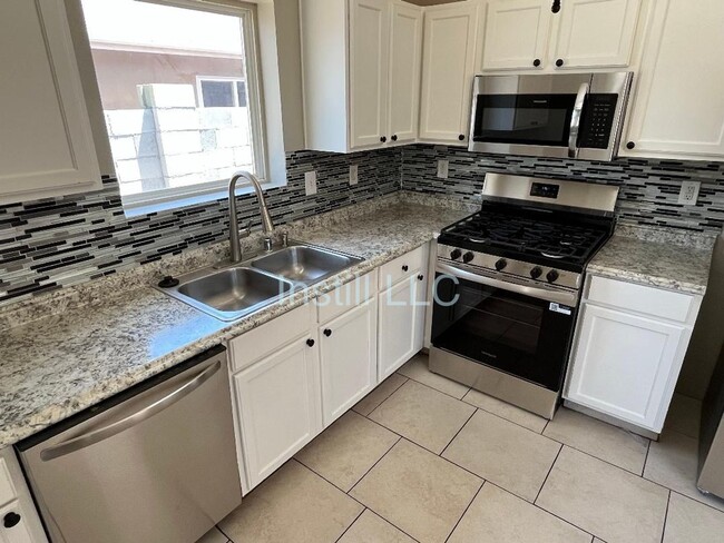 Building Photo - For Sale by Owner: 3 Bed, 2 Bath 1,356 Sq....