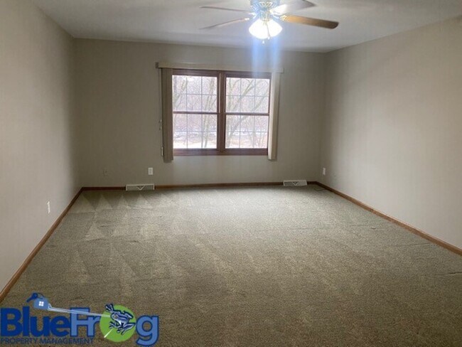 Building Photo - 570 Evans Dr