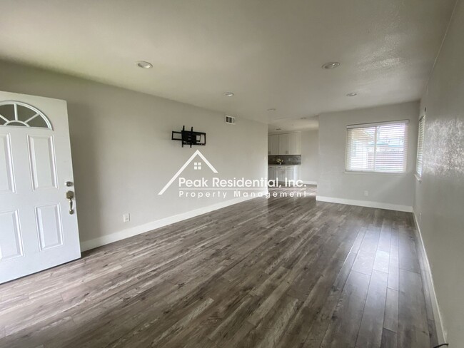 Building Photo - Nice 2bd/1ba Duplex with 1-Car Garage near...