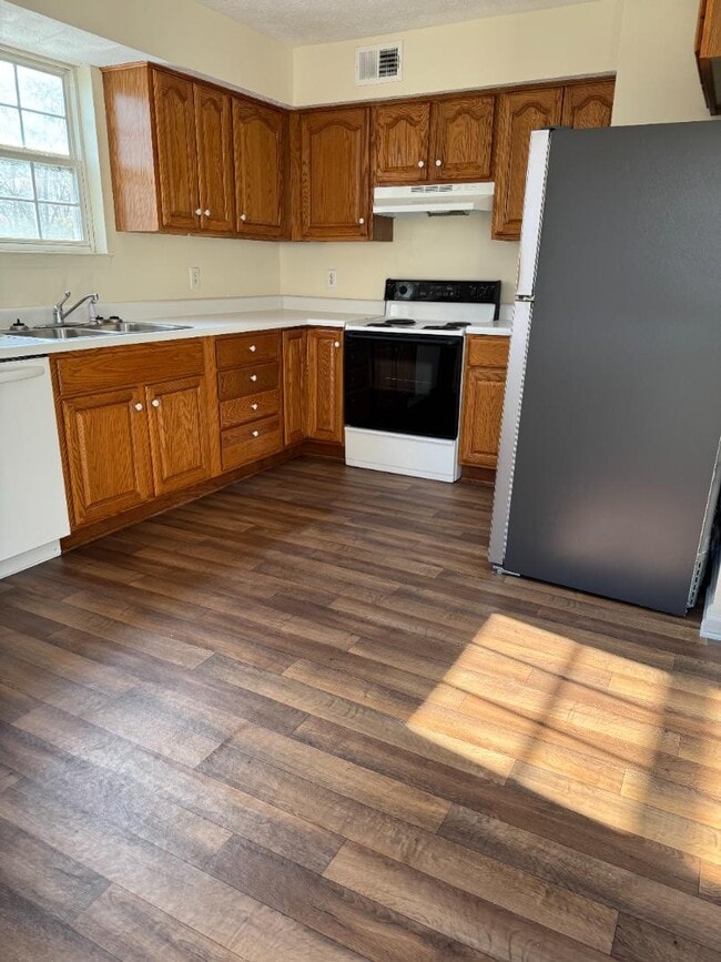 Building Photo - 223 Hidden Acres