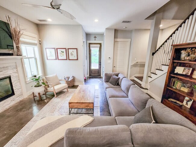 Foto del edificio - 803B Dawson Rd