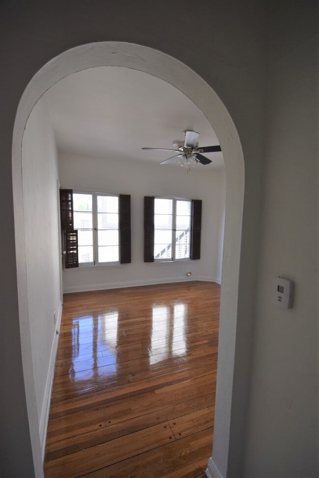 Building Photo - 2064 Argyle Ave