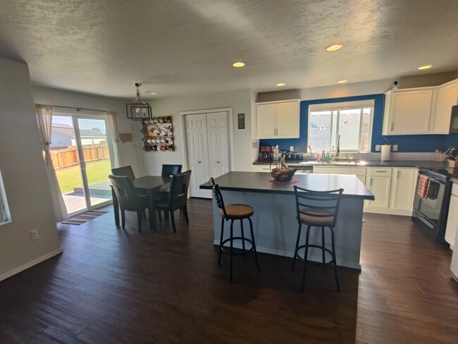 Building Photo - 1690 SW Gabar Ct