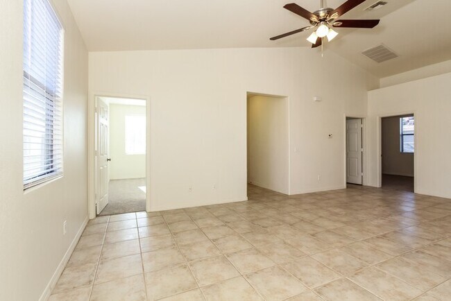 Foto del edificio - Come see this home today! 4 bed/2 bath