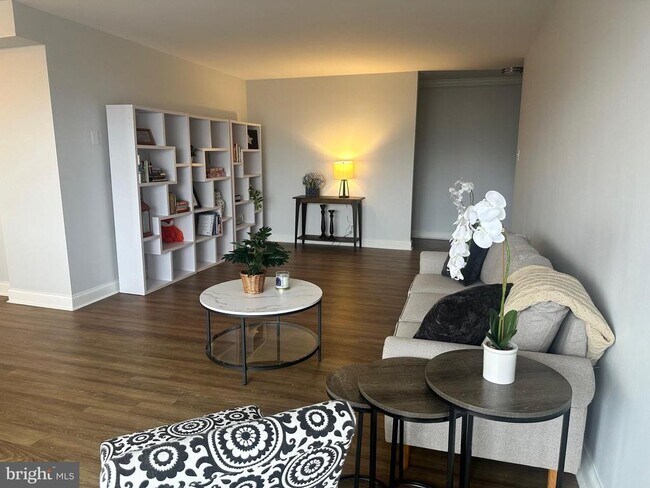 Foto del edificio - 8315 N Brook Ln