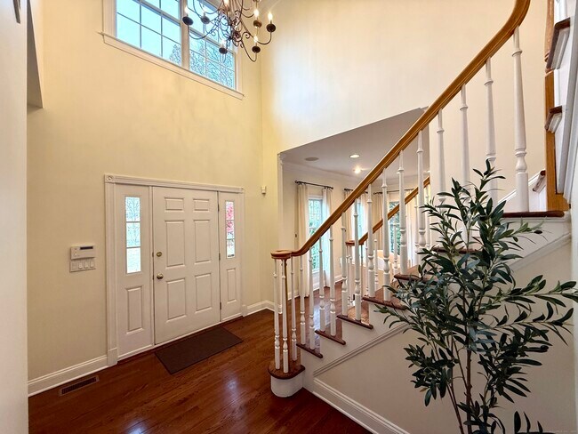 Building Photo - 368 Hoyt St