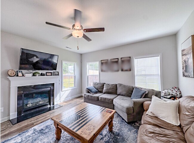Foto del edificio - Stunning 4 Bed Home with Fenced Backyard