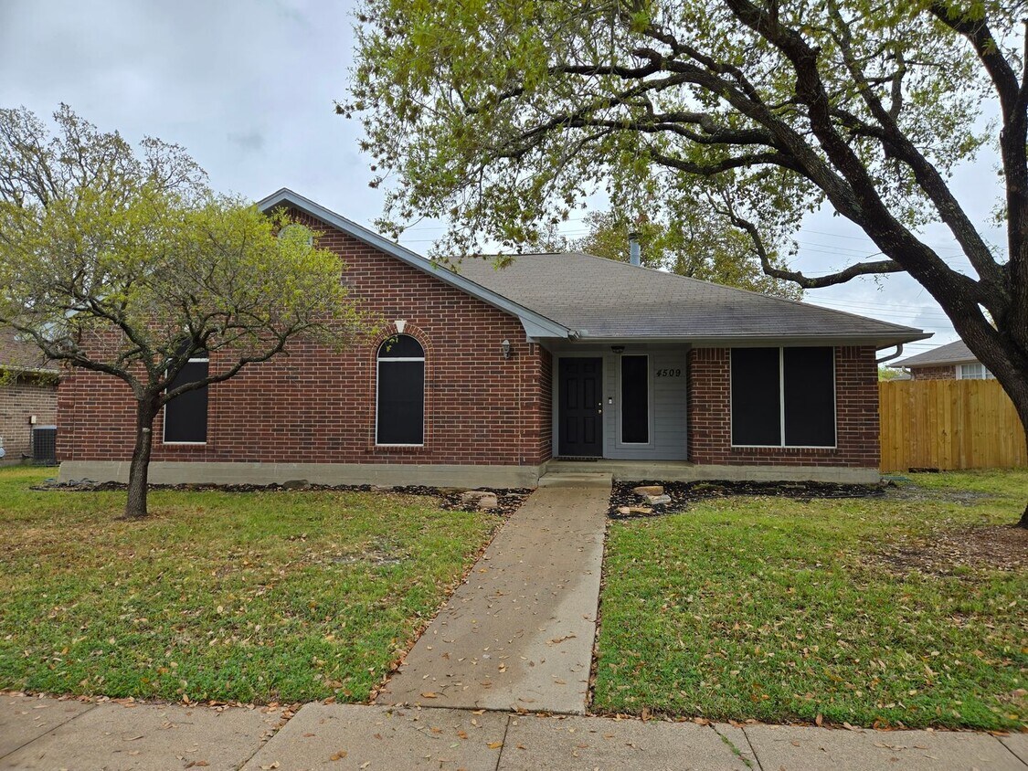 Primary Photo - Bryan - 3 Bedroom - 2 Bath home with garag...