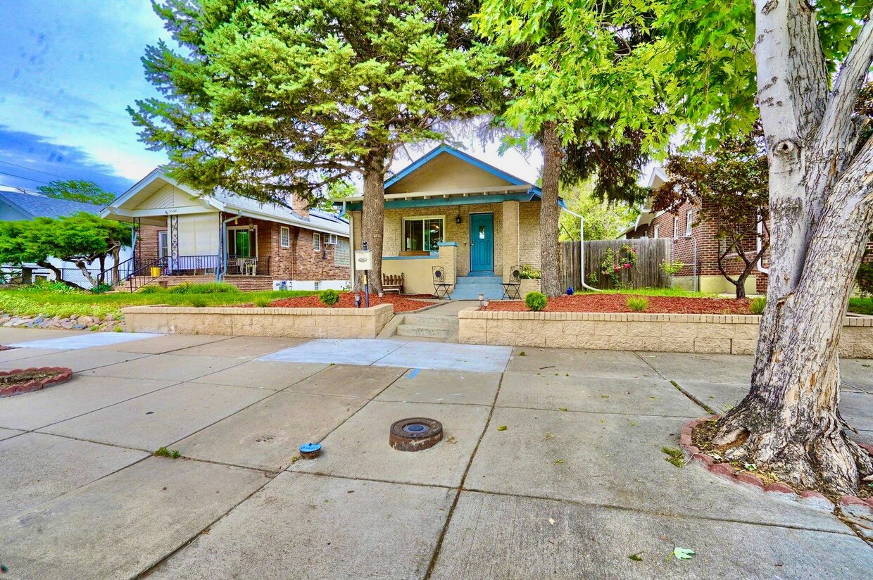 Foto principal - Charming Bungalow with Bonus Space! 4bed/2...