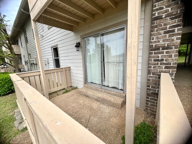 Foto del edificio - 809 Ashlawn Pl