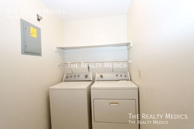 Building Photo - Beautiful 4/2 Home with Spacious Floor Pla...