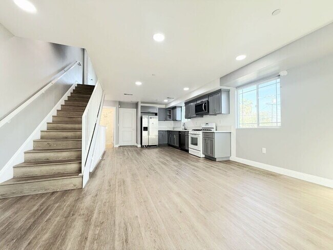 Building Photo - 1731 E 68th St