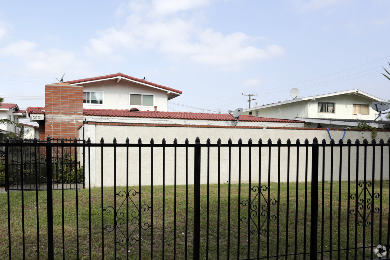 Building Photo - Evergreen Apartments