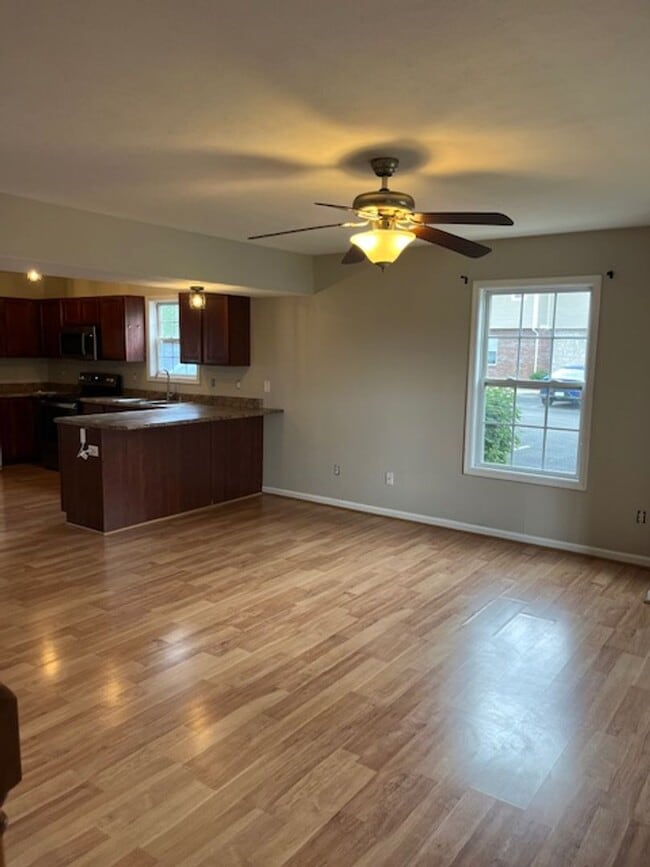 Building Photo - Spacious 2 Bed, 2.5 Bath Townhome in Peace...