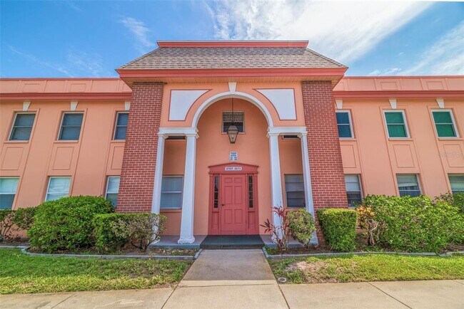 Building Photo - 7000 Sunset Dr S