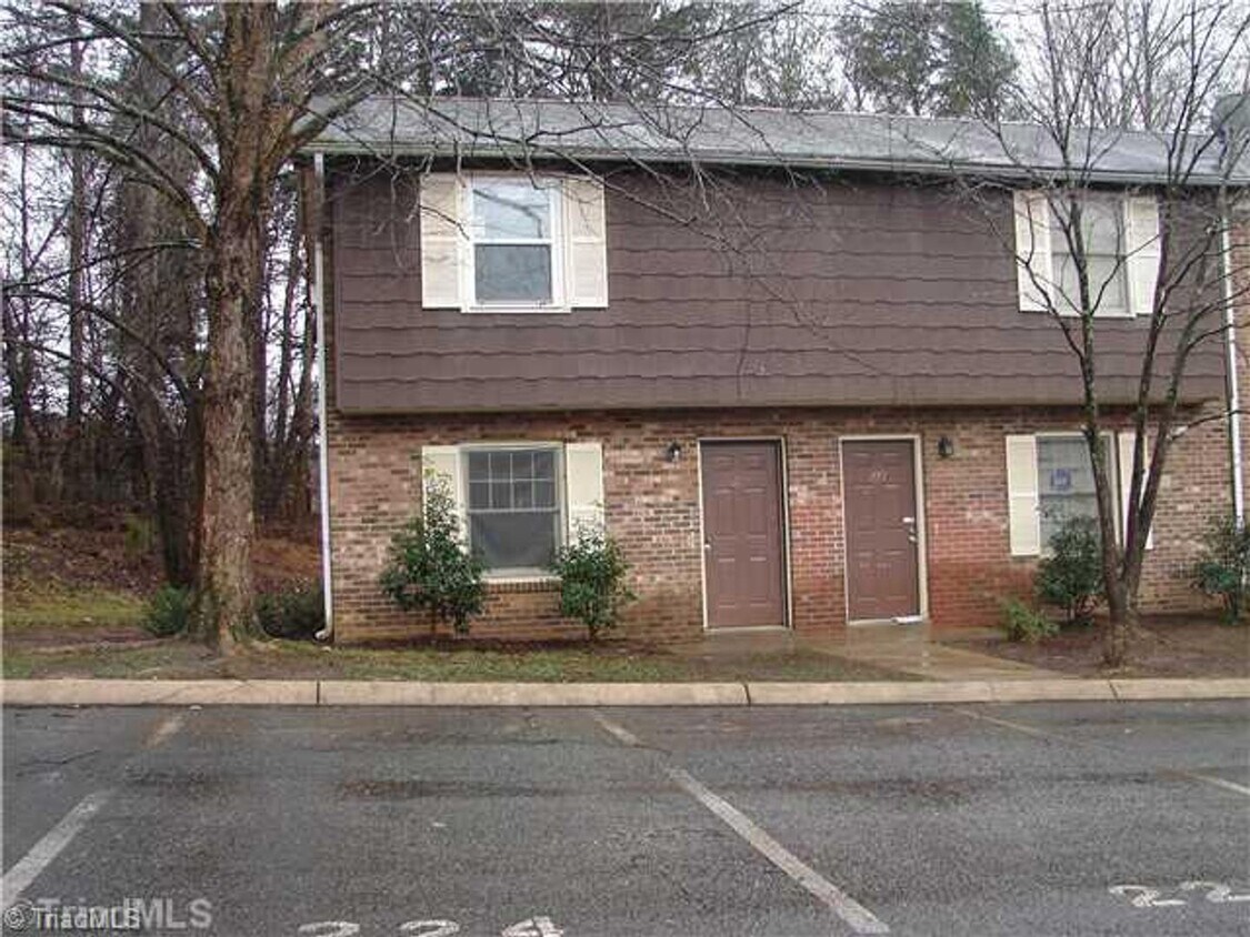 Primary Photo - Move-In Ready 2BR/1.5BA End-Unit Townhouse...