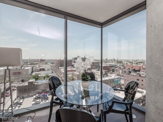 Building Photo - 817 W Lake St