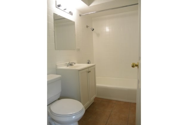  - 5521 W Gladys Ave