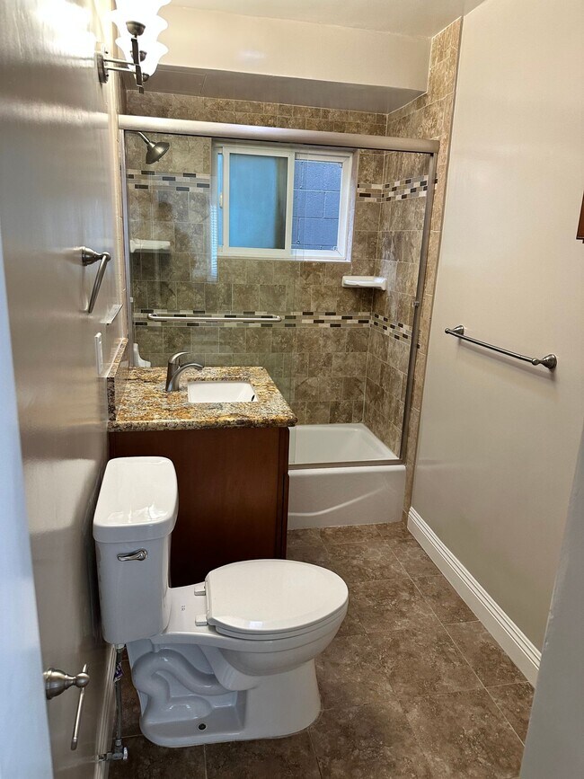 Baño actualizado - 276 S Sierra Madre Blvd