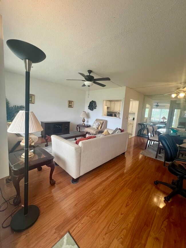 Building Photo - 527 Mansfield M