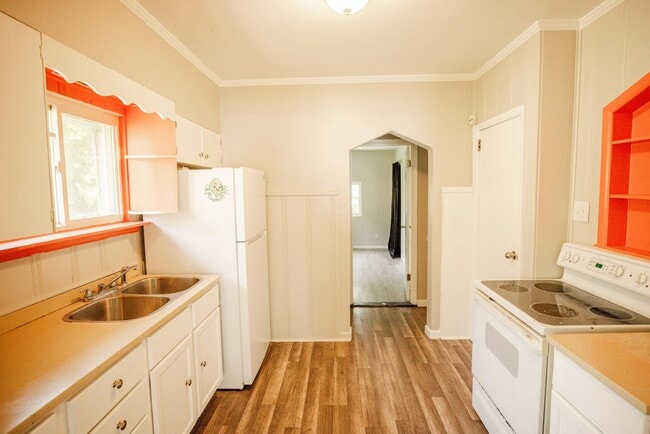 Building Photo - Very nice three bedroom 2 bathroom house available for rent!