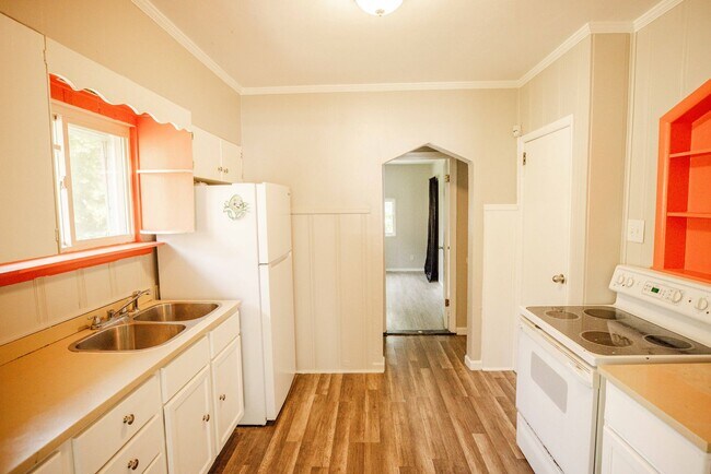 Foto del edificio - Very nice three bedroom 2 bathroom house available for rent!
