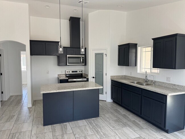 Foto del edificio - Newer San Luis Three Bedroom Home