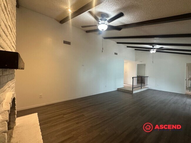 Foto del edificio - Stunning 4 Bedroom Home Near Shopping Center!