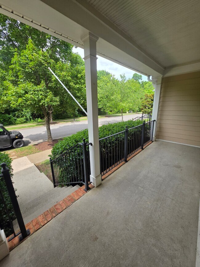 Foto del edificio - 7025 Sunnywood Dr