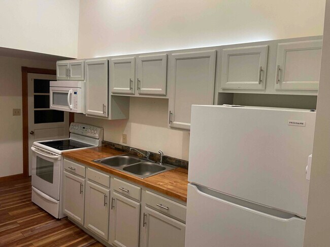 Building Photo - 201 E Elm St