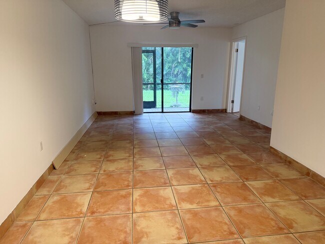 Foto del edificio - 9101 NW 1st Ct
