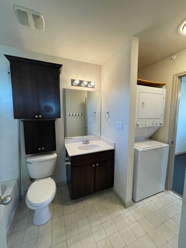 Building Photo - 1Bed/1Bath Garage Apartment in Brentwood