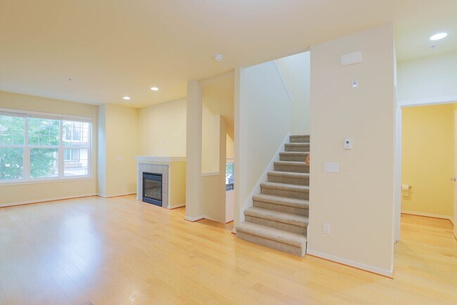 Foto del edificio - Spacious 3BR/3.5BA Townhome in Desirable E...